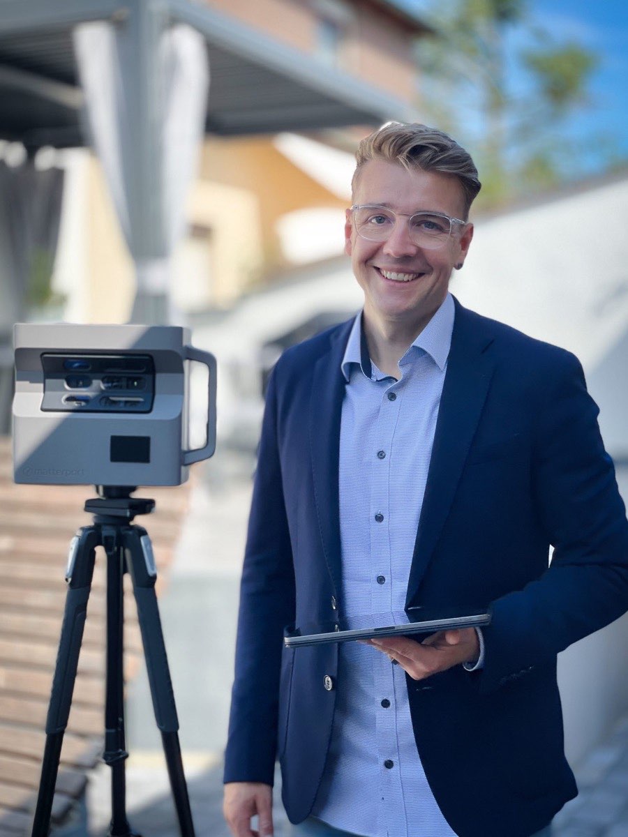 Eugen Beck mit Matterport-Kamera bei einem 360°-Scan